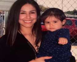 She posted her childhood photo with her mother on the occasion of Mother's day in 2020 on her Instagram.